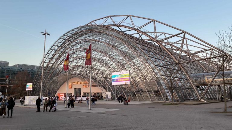 Die zentrale Glashalle der Leipziger Buchmesse