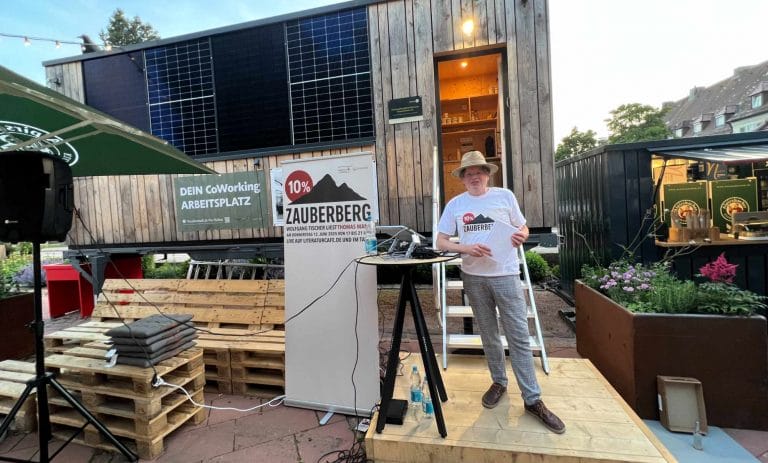 Der Zauberberg: Lesung vor dem Ko-Kubus auf dem Marktplatz von Freudenstadt