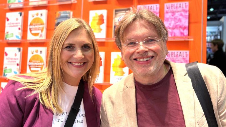Lilly Lucas und Wolfgang Tischer vor dem Podcast-Gespräch auf der Frankfurter Buchmesse 2025