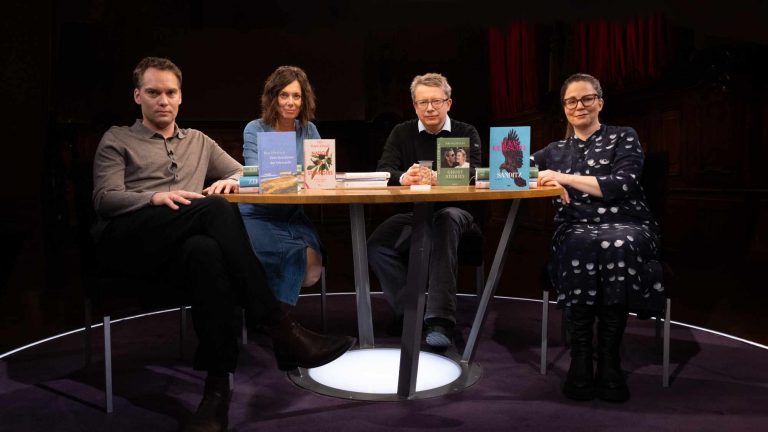 Das Literarische Quartett vom 13.03.2026 (von links): Simon Strauß, Eva Menasse, Adam Soboczynski und Thea Dorn (Foto: ZDF/Alexander Nowak)