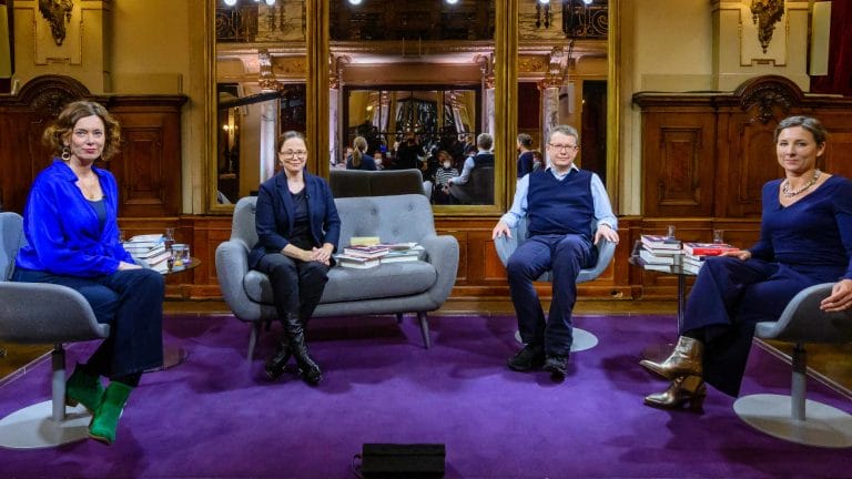 Die Quartett-Besetzung vom 2. Dezember 2022 (von links): Eva Menasse, Thea Dorn, Adam Soboczynski und Juli Zeh (Foto: ZDF/Svea Pietschmann)