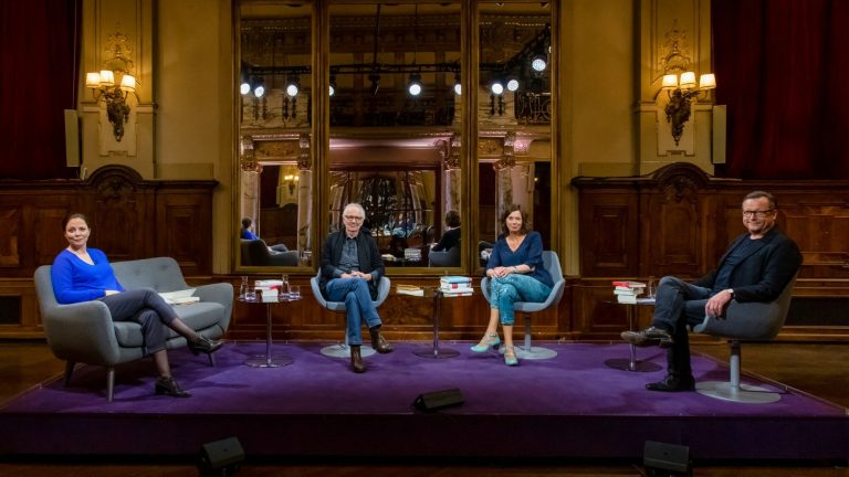 Auf 1,50 Meter Abstand gesetzt: Thea Dorn, Eugen Ruge, Eva Menasse und Matthias Brandt im Literarischen Quartett vom 01.05.2020 (Foto: ZDF/Svea Pietschmann)
