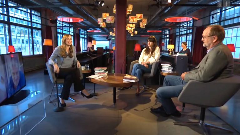 Der Schweizer Literaturclub vom Mai 2020: Moderatorin Nicole Steiner, Gast Sarah Spale und Kritiker Martin Ebel. Ganz links per Bildschirm zugeschaltet: Raoul Schrott. (Foto: Screenshot YouTube)