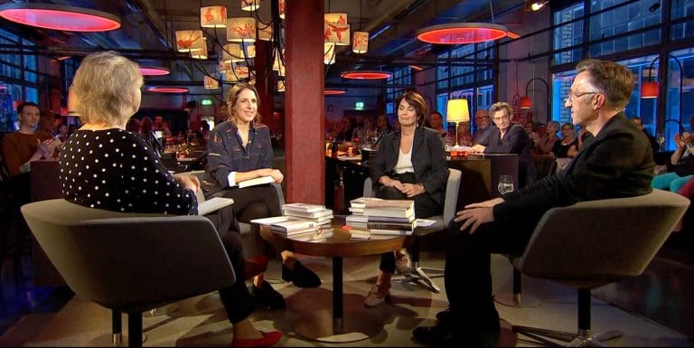 Nicht das Literarische Quartett, sondern ein Screenshot des Schweizer Literaturclubs vom Oktober 2023 mit Elke Heidenreich, Neu-Moderatorin Laura de Weck, Doris Leuthard und Lukas Bärfuss (Screenshot: SRF)