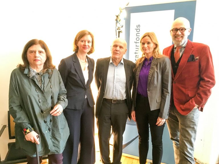Teilnehmer der ersten Diskussionsrunde »Fake und Fiktion«: Autorin Sibylle Lewitscharoff, Moderatorin Bettina Baltschev, Autor Georg Klein, Literaturkritikerin Meike Fessmann und Moderator Thomas Böhm