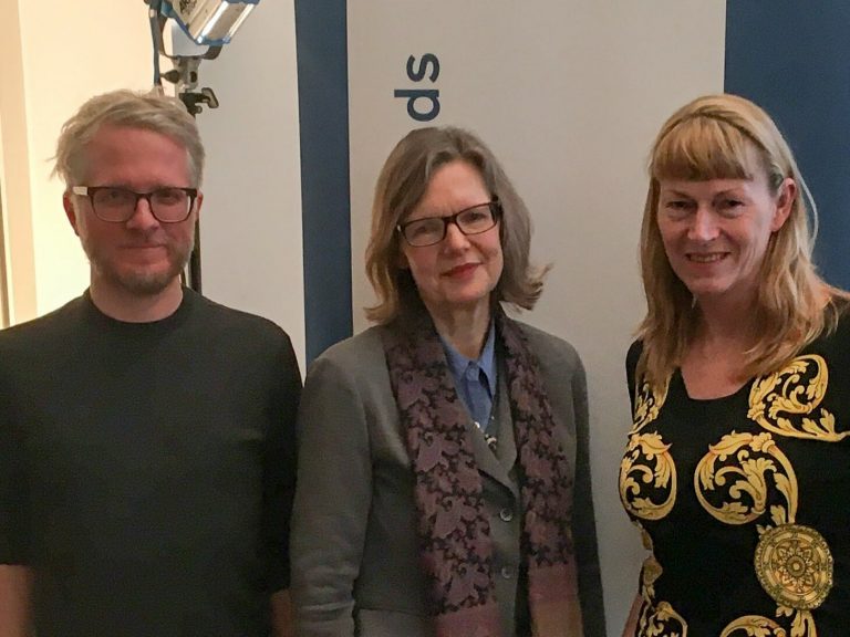 Die verlegerische Geschäftsführerin der S. Fischer Verlage Siv Bublitz (mitte) auf der Tagung des Deutchen Literaturfonds neben dem Verleger des Mairisch Verlags Daniel Beskos und der Leiterin des Oldenburger Literaturhauses Monika Eden