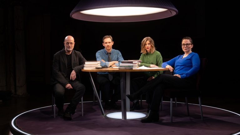 Das Literarische Quartett vom 06.02.2026 (von links): Christian Berkel, Xaver von Cranach, Marlene Knobloch und Thea Dorn (Foto: ZDF/Kosei Takasaki)
