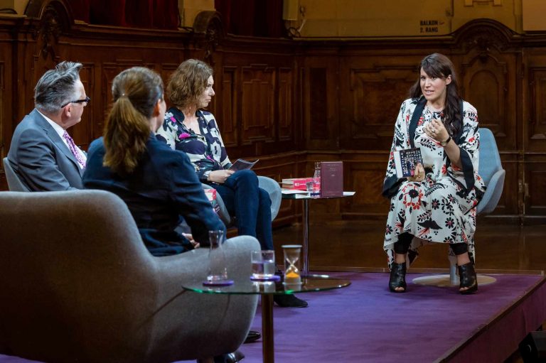 Das Literarische Quartett im Mai 2021: Nur Vea Kaiser (rechts) kann dem Roman »Das Jahresbankett der Totengräber« etwas abgewinnen, Götz Alsmann, Thea Dorn und Eva Menasse nicht (Foto: ZDF/Svea Pietschmann)