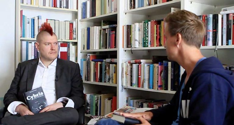 Screenshot aus dem Video mit Sascha Lobo und Volker Weidermann, in der die beiden über das angebliche Buch Cybris diskutieren.
