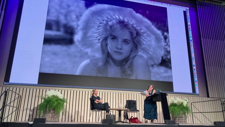 Die Literatur- und Kulturwissenschaftlerin Elisabeth Bronfen (am Rednerpult) stellt die Verfilmungen von Lolita vor. Im Hintergrund die damals 14-jährige Sue Lyon als Lolita in der Verfilmung von Stanley Kubrick