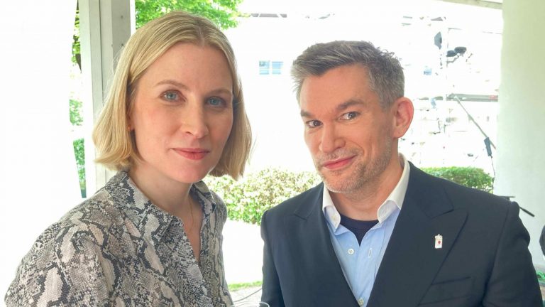 Jury mit Stil: Neu-Jurorin Mara Delius mit dem Kollegen Philipp Tingler nach der Preisverleihung (Foto: Tischer)