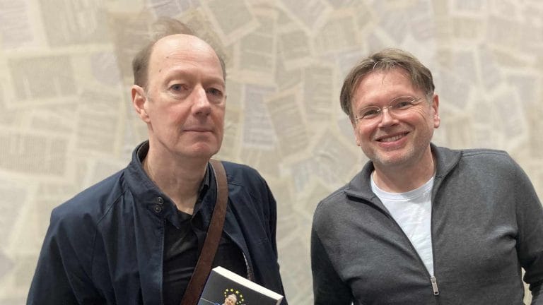 Buchautor und MdE Martin Sonneborn (links) vor dem Gespräch mit Wolfgang Tischer auf der Bühne der Leipziger Buchmesse