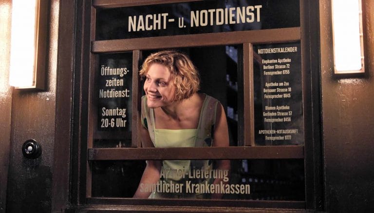 Szene aus dem Film »Die Mittagsfrau«: Helene (Mala Emde) hat eine Anstellung in der Apotheke erhalten (Foto: Wild Bunch Germany, Lucky Bird Pictures, Nick von Nostitz)