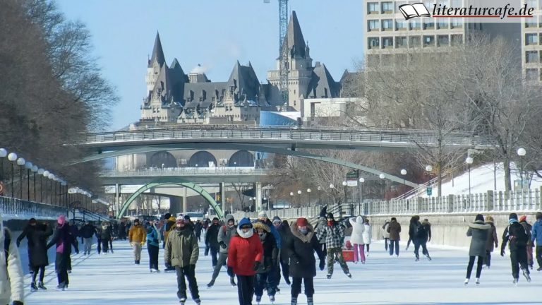 Eislaufen auf dem Rideau-Kanal in Kanada. Im Hintergrund das Fairmont-Hotel Chateau Laurier.
