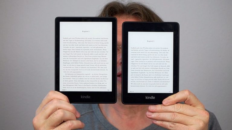 Deutlicher Unterschied: Die neue Version des Kindle Paperwhite (links) hat ein deutlich größeres Display als das Vorgängermodell (rechts)