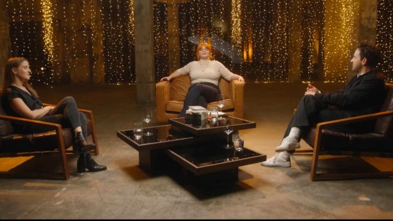 Sophie Passmann (Mitte) mit ihren Gästen Helene Hegemann (links) und Dimitrij Schaad (rechts) im »Studio Orange« (Foto: Screenshot)