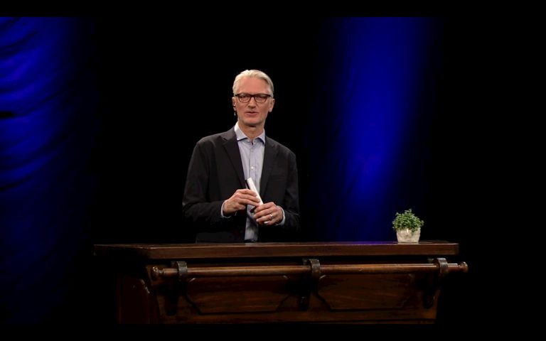 Moderator Christian Ankowitsch (links im Bild) und der Star des Eröffnungsabends: die Beistellpflanze (rechts im Bild) (Foto: Screenshot orf.at)