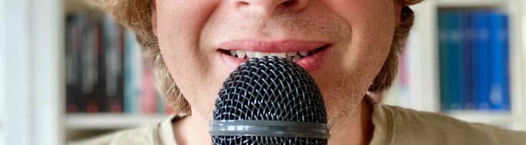 Podcaster mit Mikro