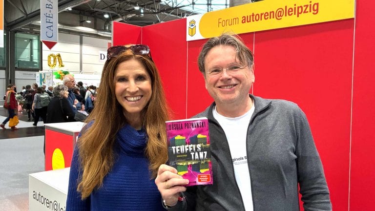 Nach dem Gespräch auf der Bühne der Leipziger Buchmesse: Ursula Poznanski und Wolfgang Tischer
