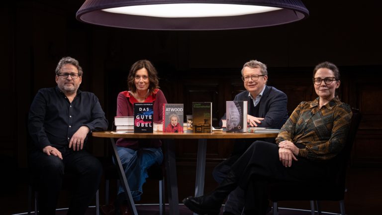Das Literarische Quartett vom 05.12.2025 (von links): Wolfram Eilenberger, Eva Menasse, Adam Soboczynski und Thea Dorn (Foto: ZDF/Kosei Takasaki)