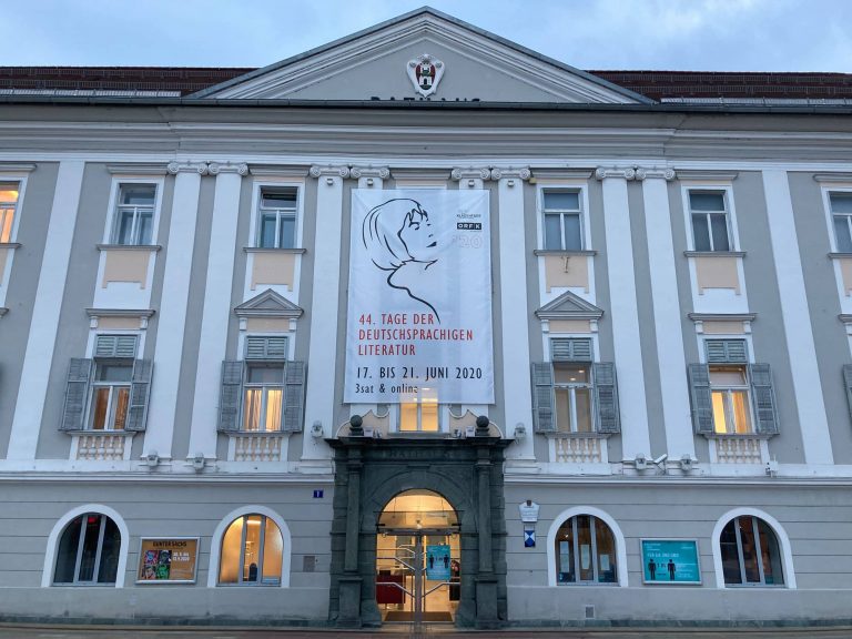 Obwohl der Wettbewerb in diesem Jahr nur im Fernsehen und online stattfindet, schmückt das Klagenfurter Rathaus das Banner zu den 44. Tagen der Deutschsprachigen Literatur (Foto: Tischer)