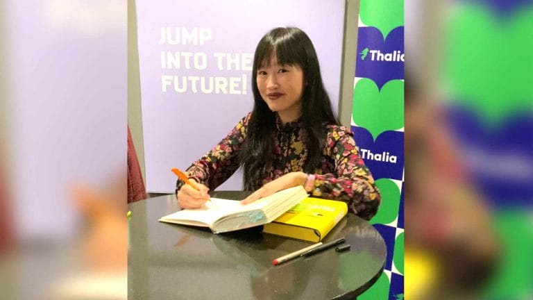 Rebecca F. Kuang signiert nach ihrer Lesung in Stuttgart (Foto: Tischer)