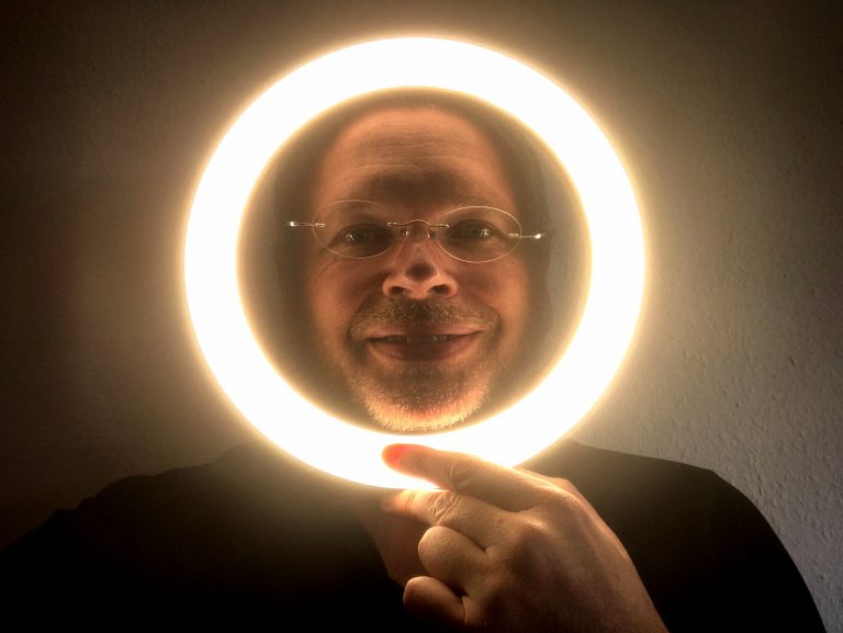 Seminarleiter im Ringlicht
