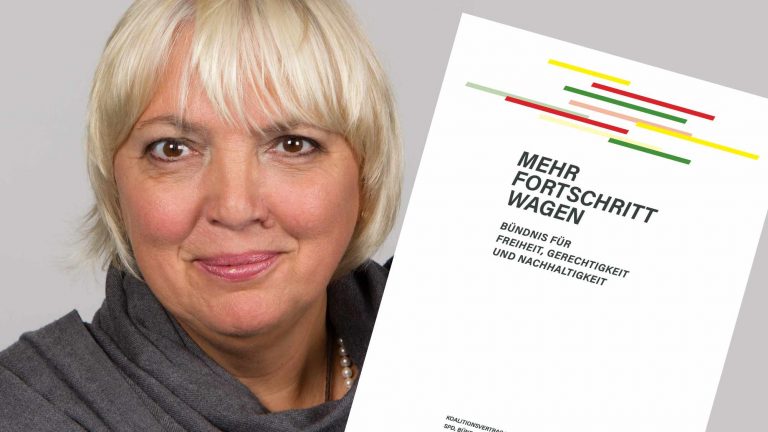 Die künftige Kulturstaatsministerin Claudia Roth (Die Grünen) und der Entwurf des Koalitionsvertrags (Foto: Wikipedia/Sven Teschke/CC-by-sa-3.0 de)