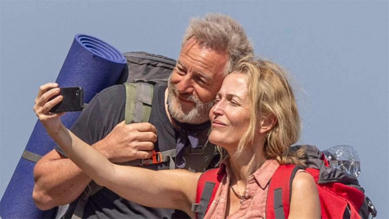 Jason Isaacs und Gillian Anderson in der Verfilmung von »Der Salzpfad« (Foto: DCM Film Distribution GmbH)