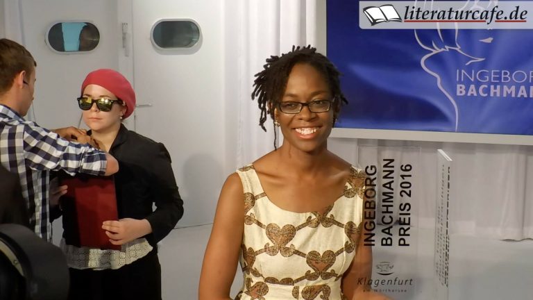 Publikumspreisträgerin Stefanie Sargnagel (links) und Bachmannpreisträgerin Sharon Dodua Otoo