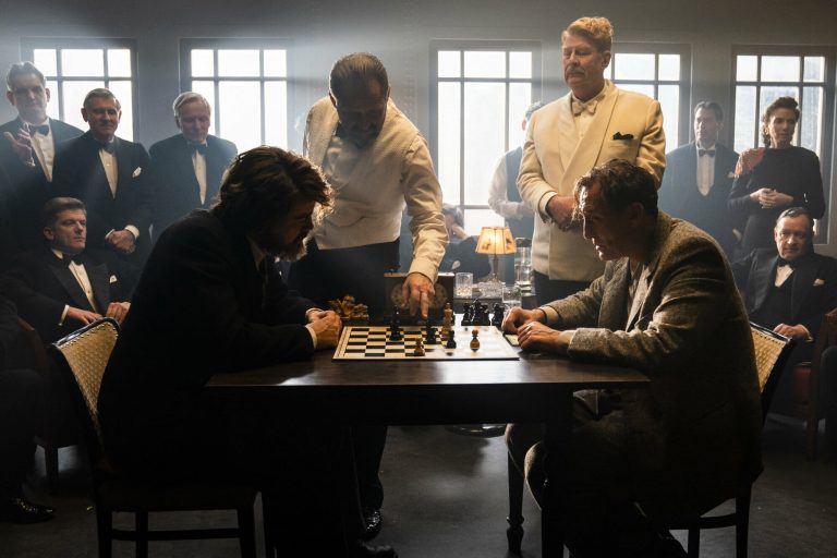 McConnor (Rolf Lassgård, 2. v. r.) bittet Bartok(Oliver Masucci, r.) die Partie mit Czentovic (Albrecht Schuch, l.) weiterzuspielen (Foto: Studiocanal)
