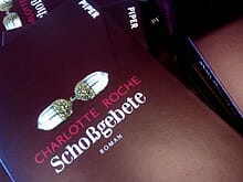Stapel: »Schoßgebete« von Charlotte Roche in einer Buchhandlung