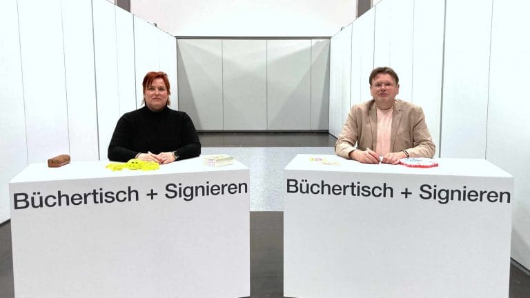 Niemand da? Nein: Kleiner Scherz! Diana Hillebrand und Wolfgang Tischer posieren als erfolglose Autoren im Signierbereich der Buchmesse.