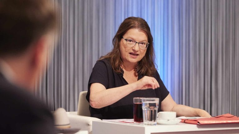In der Publikumsgunst auf Platz 1: Jurorin Brigitte Schwens-Harrant im Dialog mit dem Kollegen Thomas Strässle, der Platz 2 belegt (Foto: ORF/Johannes Puch)