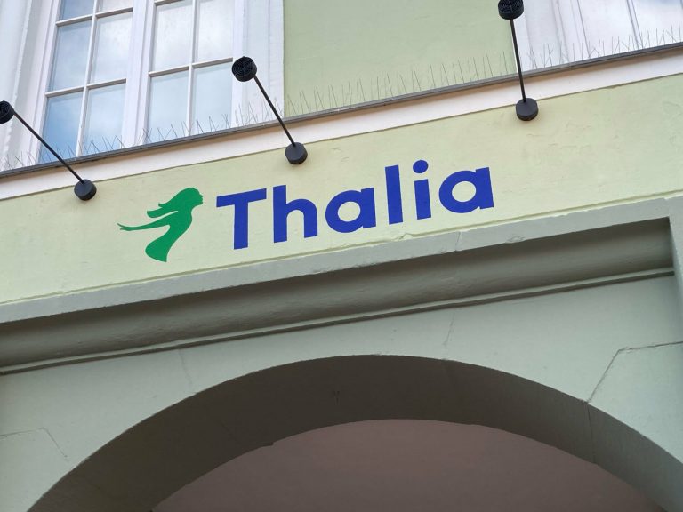 Thalia-Logo über dem Eingang einer Niederlassung der Buchhandelskette