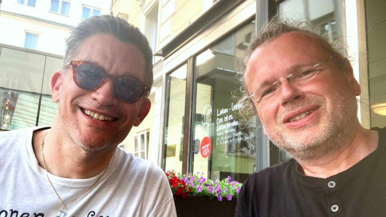Bachmann-Juror Philipp Tingler (links) und Wolfgang Tischer vom literaturcafe.de nach dem Gespräch für den Bachmannpreis-Podcast (Foto: Selfie)