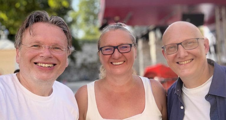 Die beiden Podcaster Wolfgang Tischer (links) und Bozena Badura sprechen mit ihrem Gast Thomas Zirnbauer über den ersten Lesetag 2025 in Klagenfurt