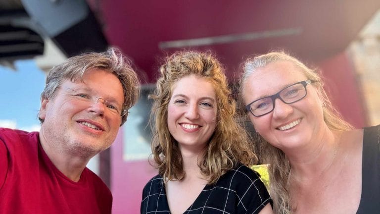 Die beiden Podcaster Wolfgang Tischer (links) und Bozena Badura (rechts) sprechen mit ihrem Gast Céline Burget über den dritten und letzten Lesetag 2025 in Klagenfurt