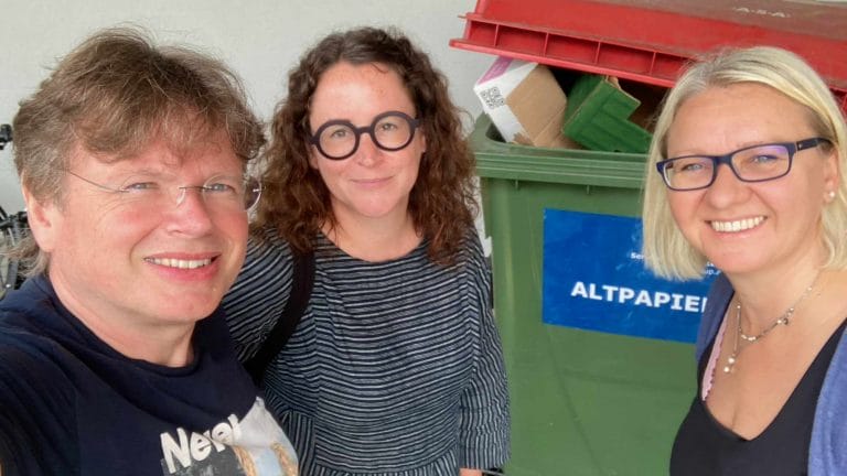 Bereits schon wieder alle Texte im Altpapier? Nein! Wolfgang Tischer, Andrea Diener und Bozena Badura nach der Podcast-Aufnahme im Hinterhof des ORF