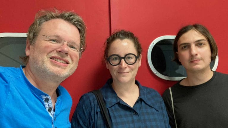 Wolfgang Tischer (links), Andrea Diener und Elias Hischl sprechen über den 2. Lesetag in Klagenfurt