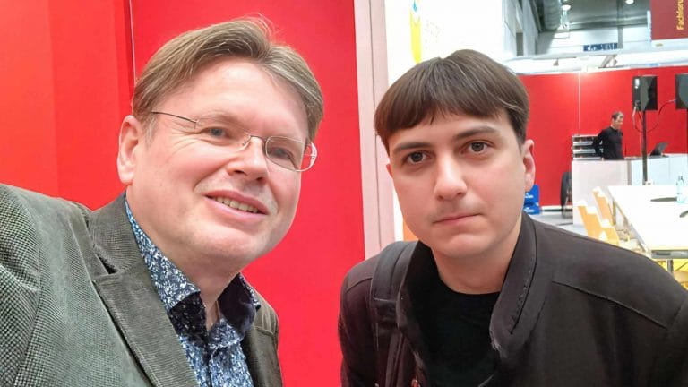 Elias Hirschl (rechts) und Wolfgang Tischer vor dem Gespräch auf der Bühne der Leipziger Buchmesse