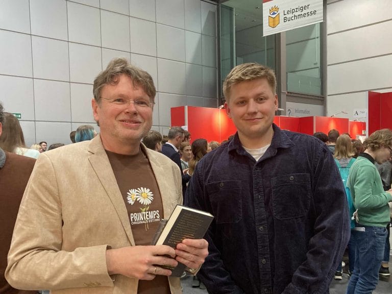 Sebastian »El Hotzo« Hotz (rechts) und Wolfgang Tischer vor ihrem Gespräch auf der Leipziger Buchmesse (Foto: Neidhardt)