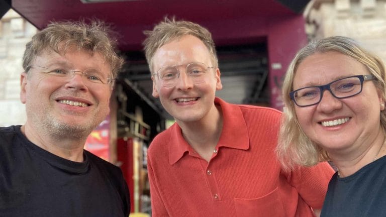 Die beiden Podcaster Wolfgang Tischer (links) und Bozena Badura (rechts) sprechen mit ihrem Gast Florian Kessler (Mitte) über den ersten Lesetag in Klagenfurt