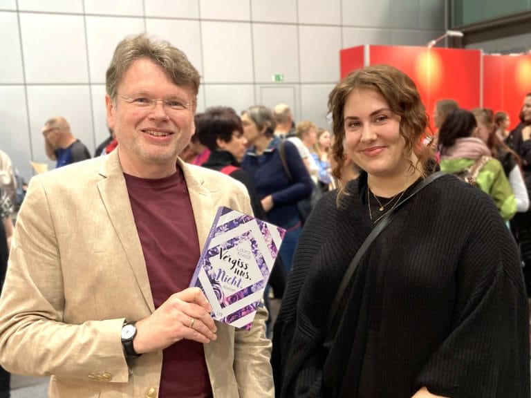 Laura Kneidl und Wolfgang Tischer vor ihrem Gespräch auf der Leipziger Buchmesse (Foto: Neidhardt)