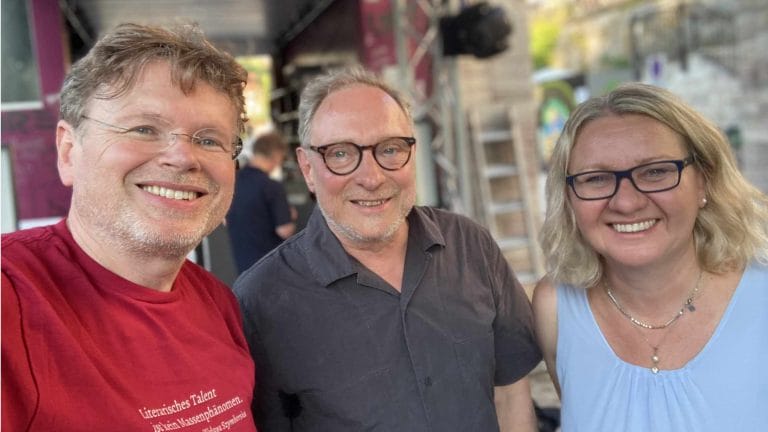 Die beiden Podcaster Wolfgang Tischer (links) und Bozena Badura (rechts) sprechen mit ihrem Gast Thomas Wegmann (Mitte) über den zweiten Lesetag in Klagenfurt