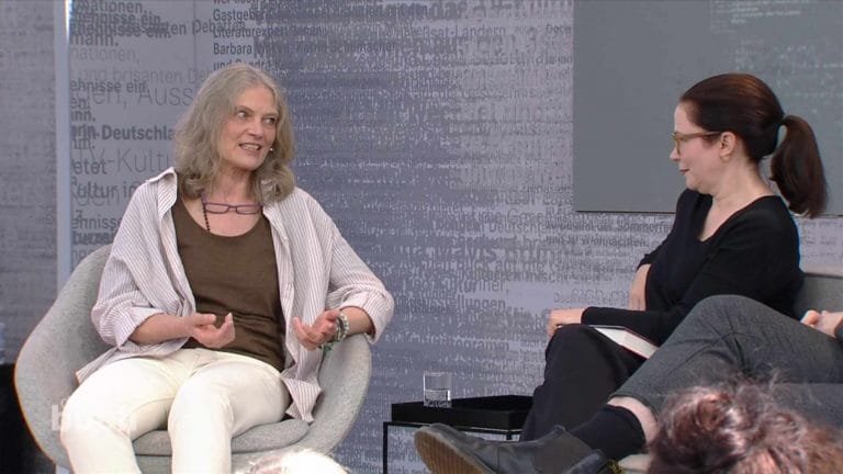 Isa Tschiersche (links) und Thea Dorn im Literarischen Quartett (Zuschauer-Edition) auf der Leipziger Buchmesse 2023 (Foto: Screenshot/ZDF)