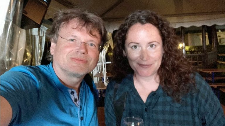 Abendliche Podcast-Aufnahme mit Weinschorle im Ingeborg-Bachmann-Park: Wolfgang Tischer und Andrea Diener