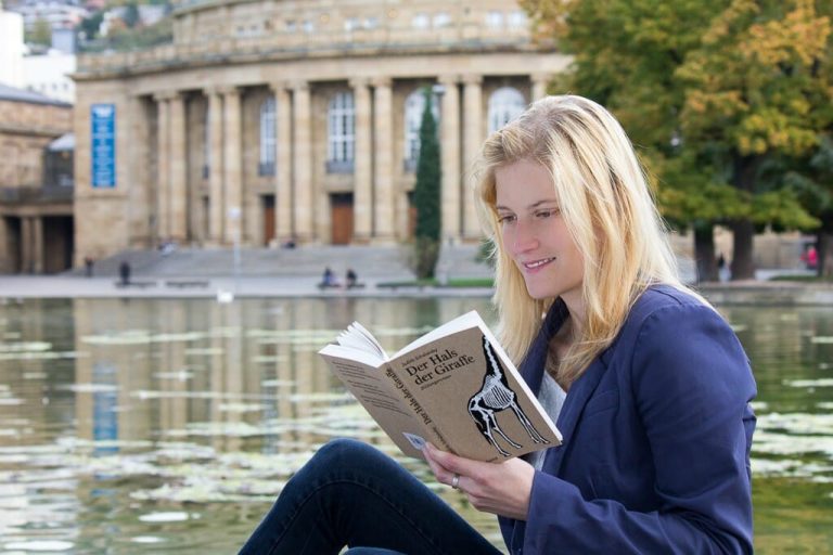 Leserin mit »Der Hals der Giraffe« vor der Stuttgarter Oper